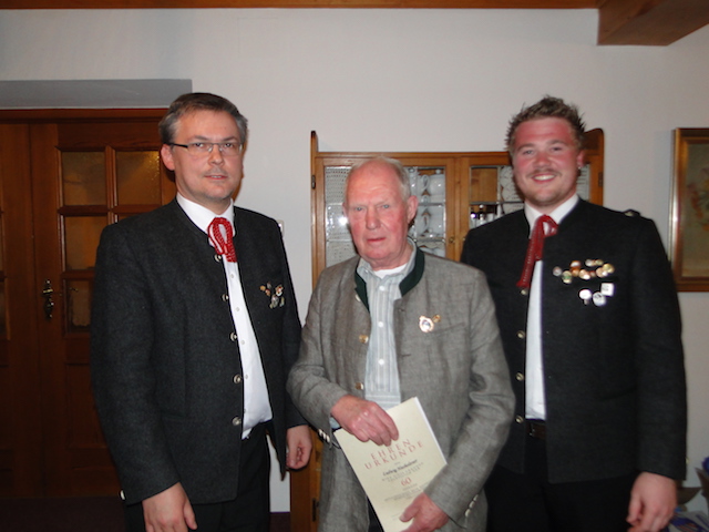 Für sechzigjährige Vereinstreue wurde Ludwig Hasholzner von den beiden Schützenmeistern Andi Demmelmair (li.) und Tobias Sperl geehrt.